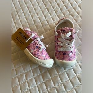 WEE120 Pink print tennis shoes for your little girl great for so many outfits